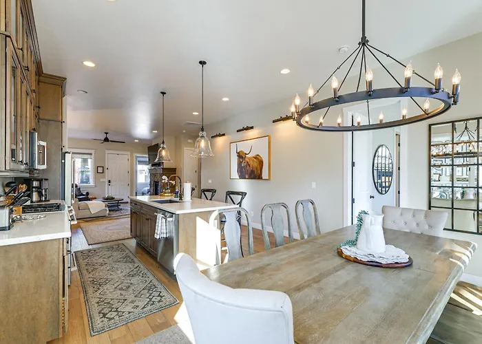 Hot Tub + Fire Pit: Modern Holiday home Flagstaff